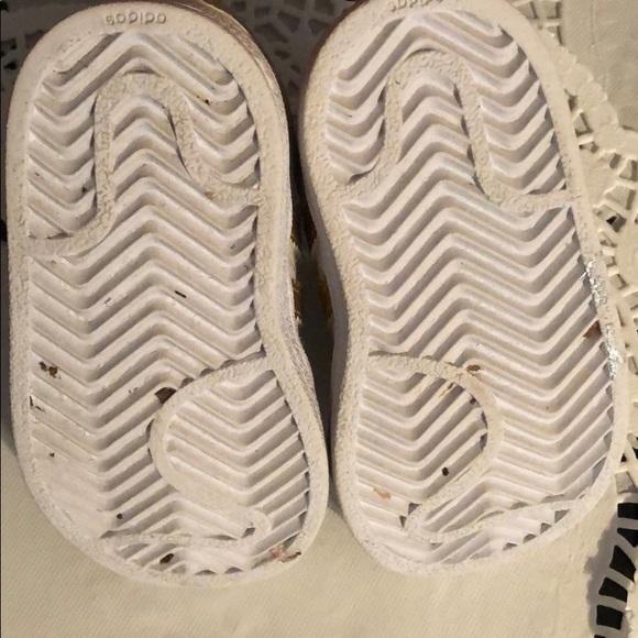 ADIDAS GOLD AND WHITE SUPERSTAR BABY SHOES 4K - Picture 6 of 8